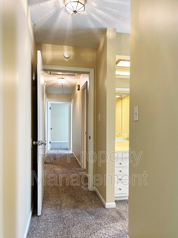 Building Photo - 3235 Foxgate Dr