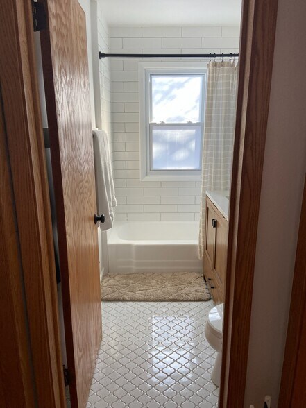 Bright bathroom with full tub/shower - 221 17th Ave N
