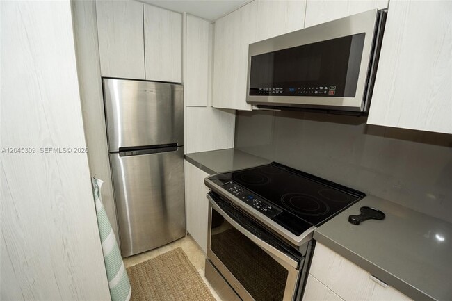 Building Photo - 2951 S Bayshore Dr