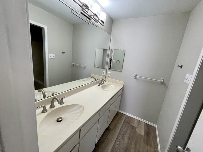 Building Photo - 2203 Canterbury Ct