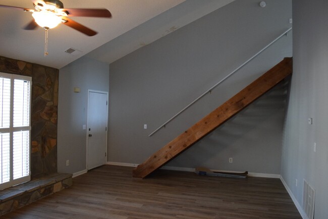 Building Photo - 272 Toweridge Dr SW