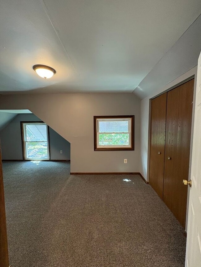 Building Photo - Three bedroom one bathroom home for rent
