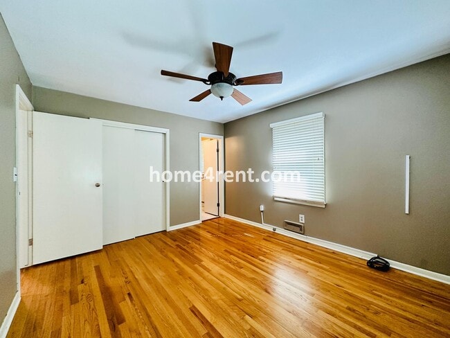 Building Photo - Three Bedroom Home in Overland Park w/ Wood Floors, Finished Basement, and a Fenced Yard!