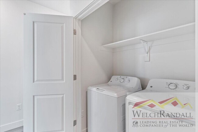 Building Photo - Beautiful 3 Bed 2.5 Bath Townhome in West ...