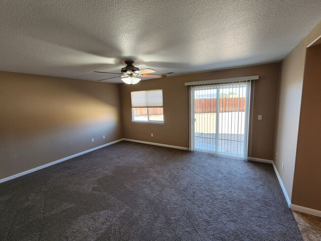 Building Photo - 4 Bedroom Home with 3 Car Garage in Dayton-Riverpark