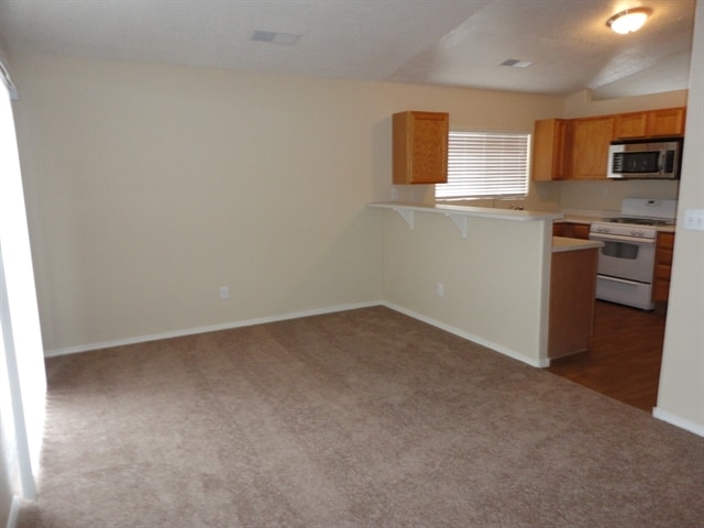 Building Photo - 6301 Vaughn Dr NE