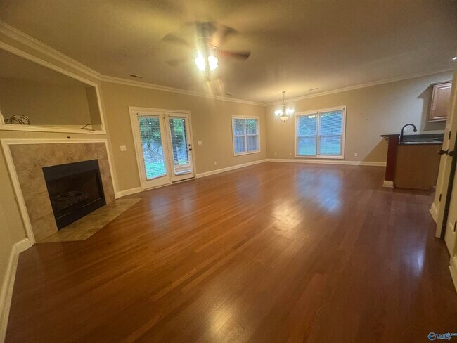 Building Photo - 210 Treetop Dr SE