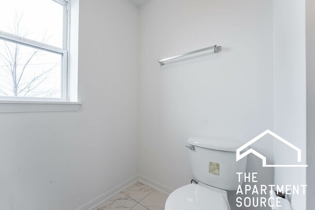 Building Photo - 1544 W Glenlake Ave