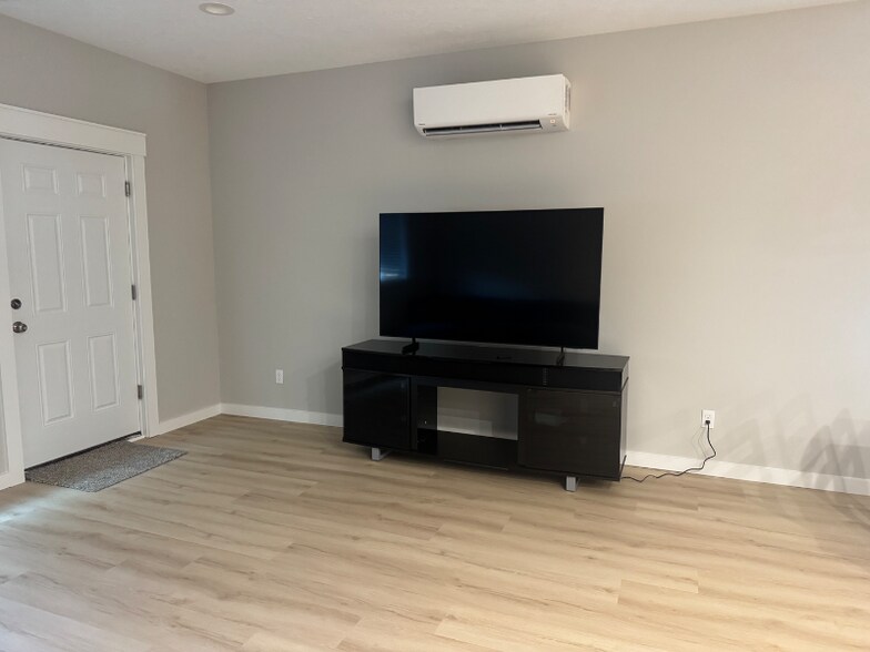 Building Photo - 427 SE Inlet Ave