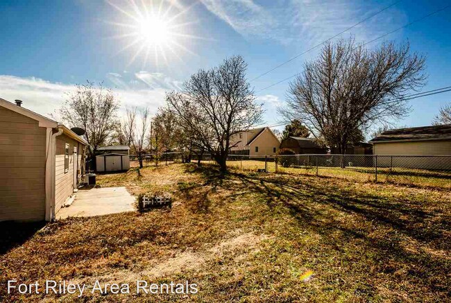 Building Photo - 3 br, 1 bath House - 701 Plaza Dr