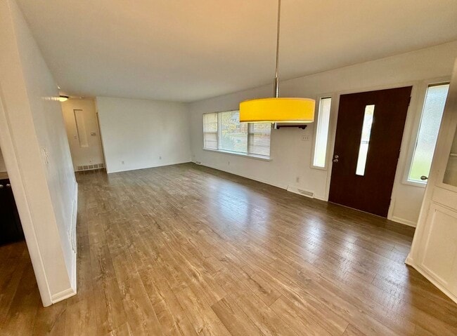 Building Photo - Brick Ranch in Forest Hills