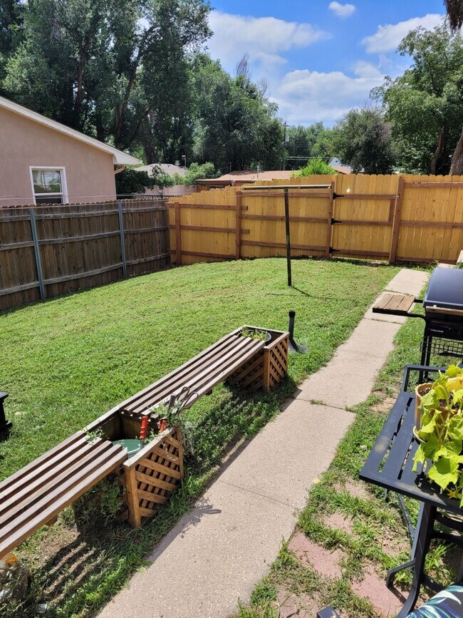 Building Photo - 1203 4th St