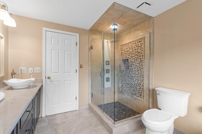 Building Photo - 6710 Westpointe Dr
