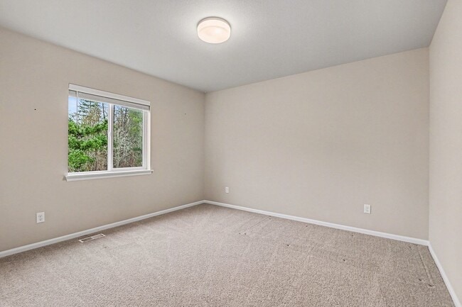 Building Photo - 4 bed 2.5 bath spacious home available for move in NOW