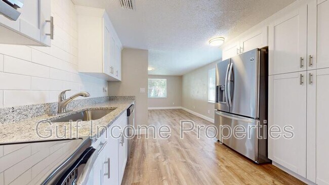 Building Photo - 2515 30th Ave Dr E