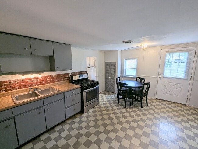 Building Photo - Living Large in Lemay - Section 8 Friendly!