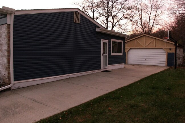 Building Photo - 43592 Champlain Ct