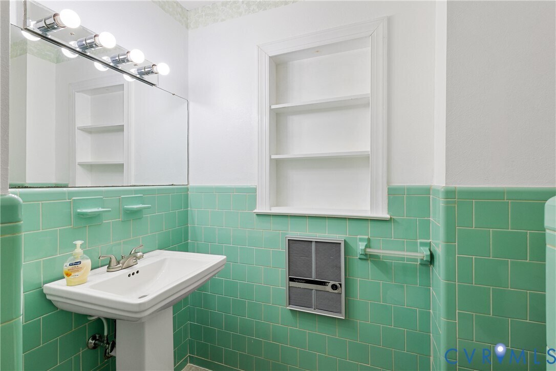 Building Photo - 1871 Pender Ave