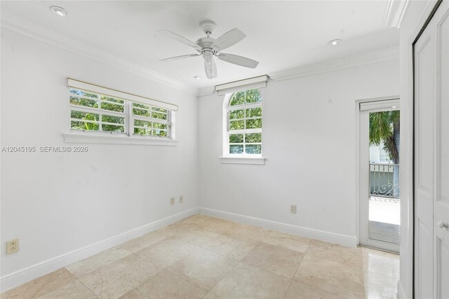 Building Photo - 592 Fernwood Rd