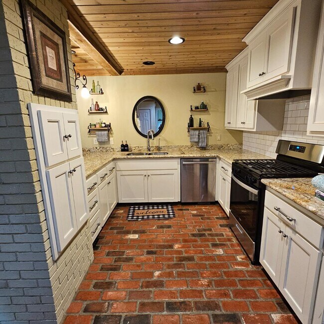 Building Photo - 106 E Garden Dr