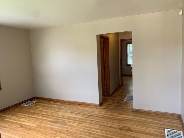 Building Photo - EASE SIDE 2 BEDROOM HOME AVAILABLE NOW!