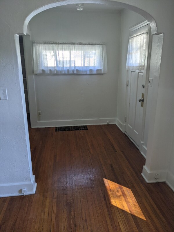 Building Photo - 613 Rundell St