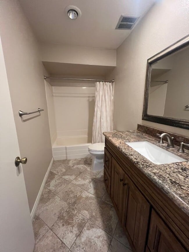 Building Photo - 3 Bedroom 2 Bath Condo in Beautiful La mes...