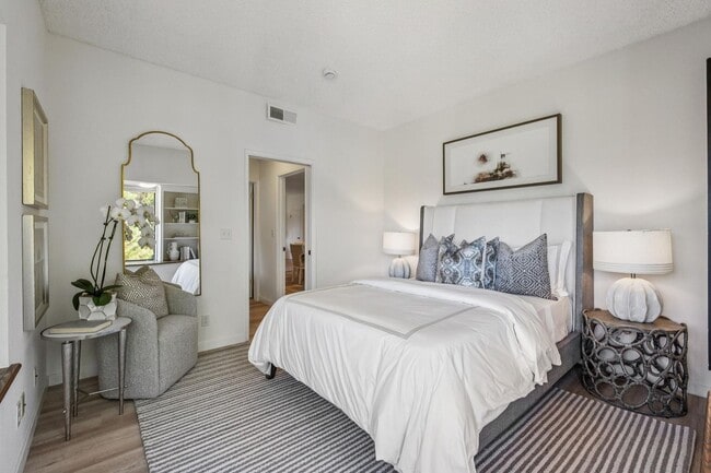 Building Photo - Elegant 2BR Condo with Golf Course Views i...