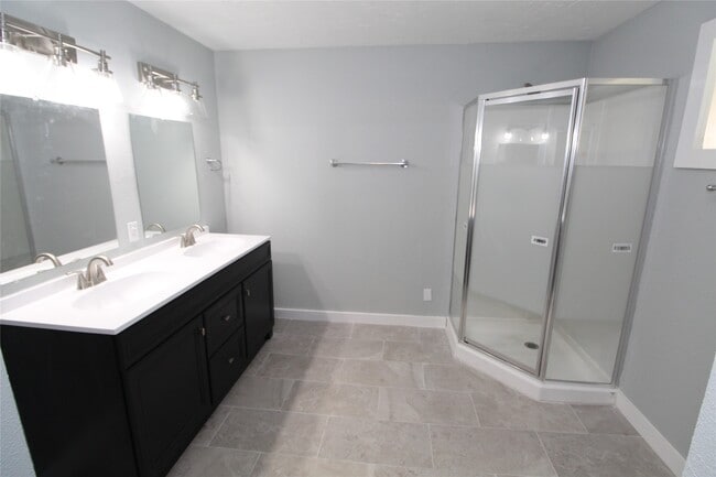 Building Photo - 15510 Cypress Garden Dr