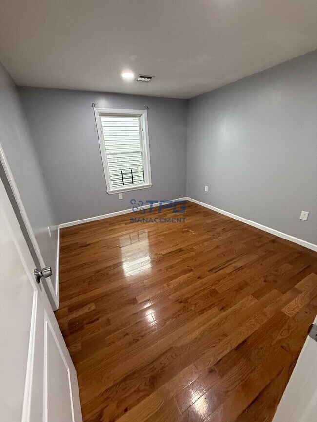 Building Photo - 495 S 18th St