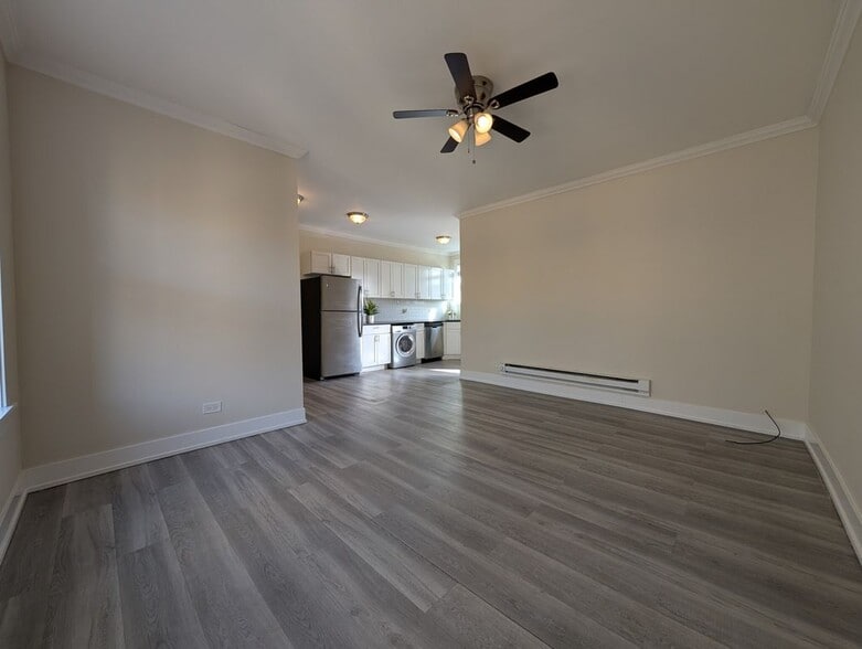 Building Photo - 3817 N Greenview Ave