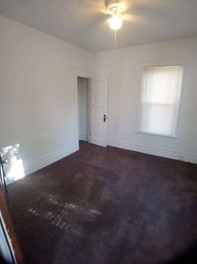 Building Photo - 220 W Lapeer St