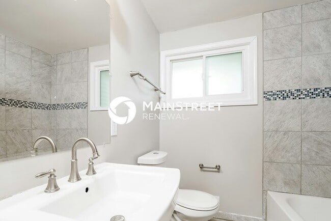 Building Photo - 4 Bedroom Pet-Friendly Home in OVERLAND PARK, KS with Main Street Renewal