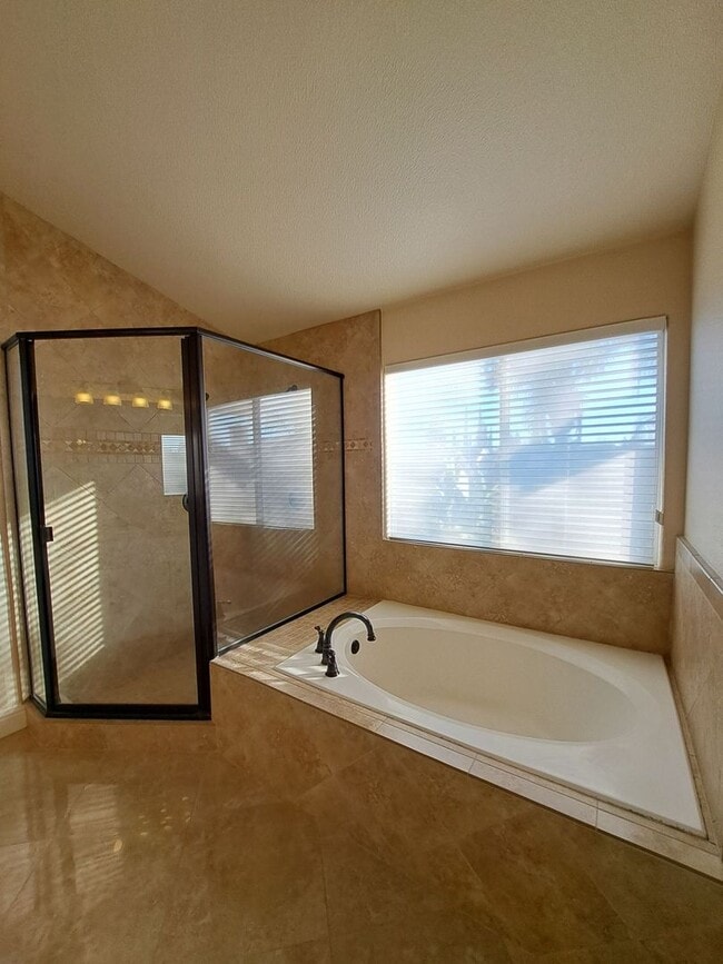 Building Photo - PRICE REDUCE TO $3450 & MOVE IN SPECIAL $450 OFF THE 1ST MONTH'S RENT – Spacious 5-Bedroom Fresno...