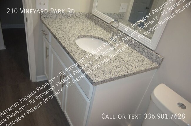 Building Photo - 210 Vineyard Park Rd