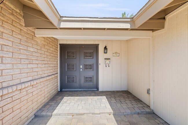 Building Photo - AMAZING ASU RENTAL CLOSE TO CAMPUS