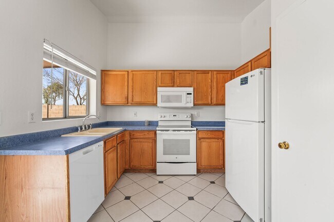 Building Photo - Prime Surprise Location | 3 Bed, Low-Maintenance Yard + Amenities