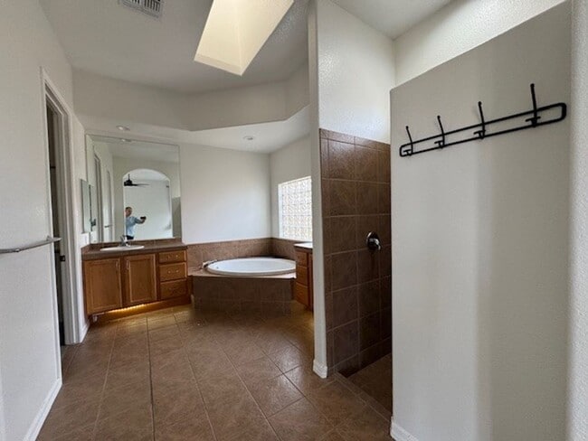 Building Photo - 3 BR on the GOLF COURSE with POOL-Laughlin Ranch Association