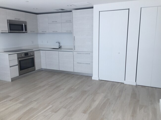 Building Photo - 1300 S Miami Ave