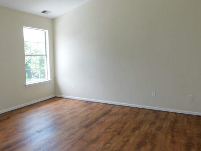 Building Photo - "Spacious 4-Bedroom Gem on Hughart Street with 2.5 Bathrooms and 2108 Sq. Ft. of Comfort!"