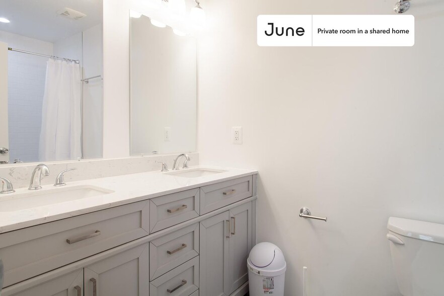 Building Photo - Private bedroom in 4 bed/3.5 bath Home