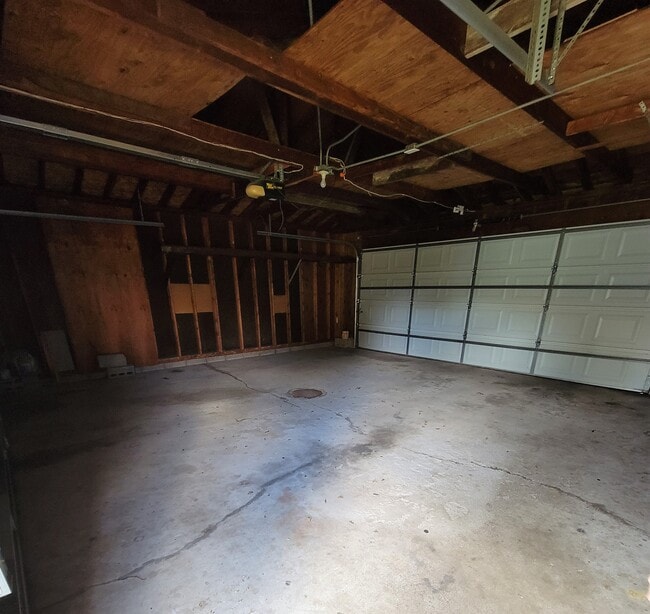 Building Photo - 8922 Schneider Ave