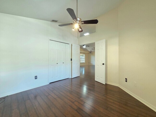 Building Photo - 1008 Royal Oaks Dr