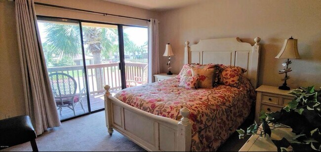 Building Photo - 2 BR and 2 Baths overlooking the Tennis Court