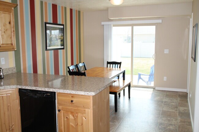 Building Photo - 195 Robison Dr