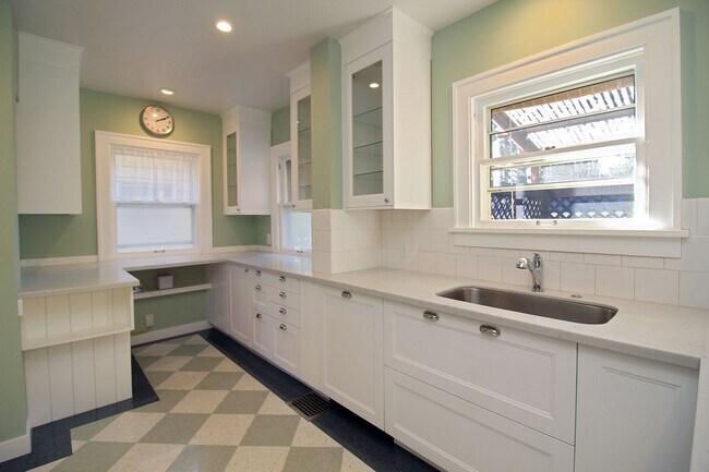 Building Photo - 2241 NE 33rd Ave