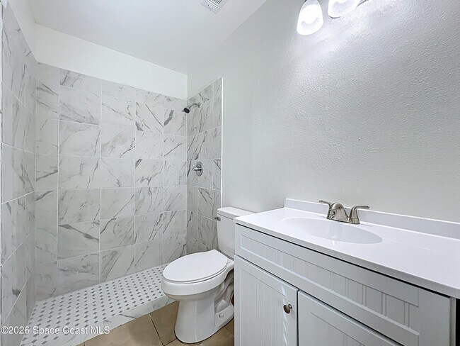 Building Photo - 1399 Mariposa Dr NE