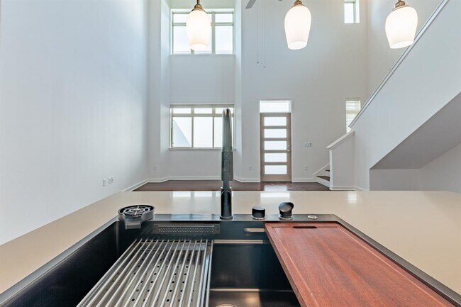 Building Photo - 6700 Menchaca Rd