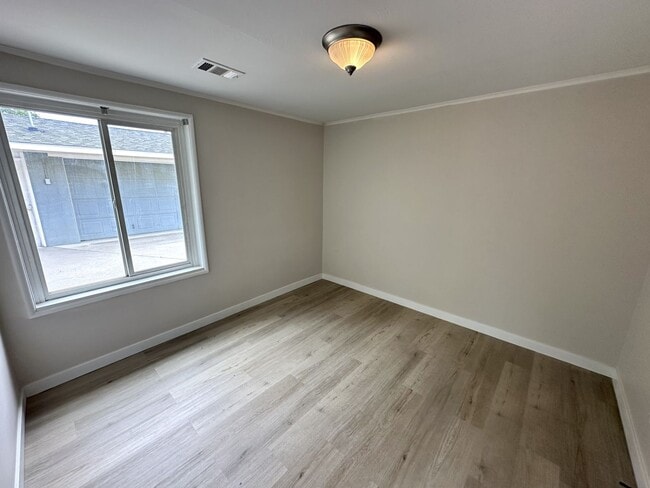 Building Photo - Well-Maintained 3-Bed, 1.5-Bath Home for Lease – 1,056 sq ft