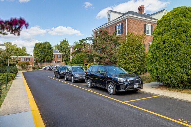Building Photo - Charming End-Unit Townhouse in Fairlington